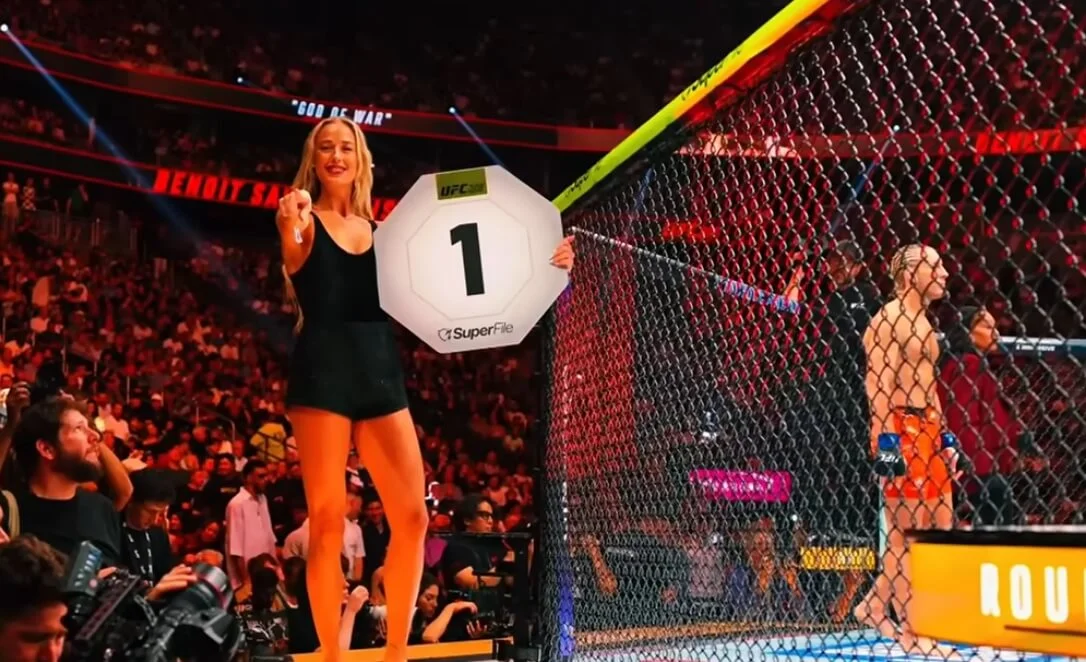 Sophie Cunningham ring girl no UFC 329 - Como a estrela da WNBA virou Octagon Girl em 8 minutos Sophie Cunningham ring girl no UFC 329